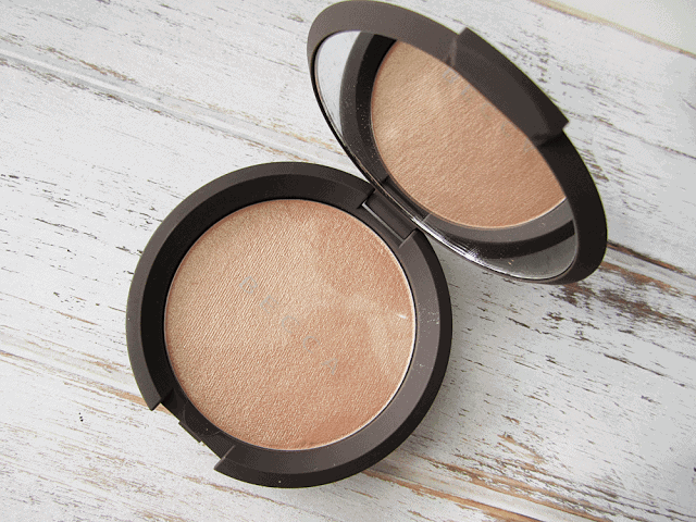 BECCA Jaclyn Hill Shimmering Skin Perfector Pressed Champagne Pop Review and Swatch BECCA Jaclyn Hill Shimmering Skin Perfector Pressed Champagne Pop Review and Swatch